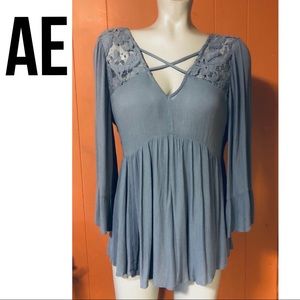 AE Flowy Boho Top w/lace, bell sleeves blue-grey M